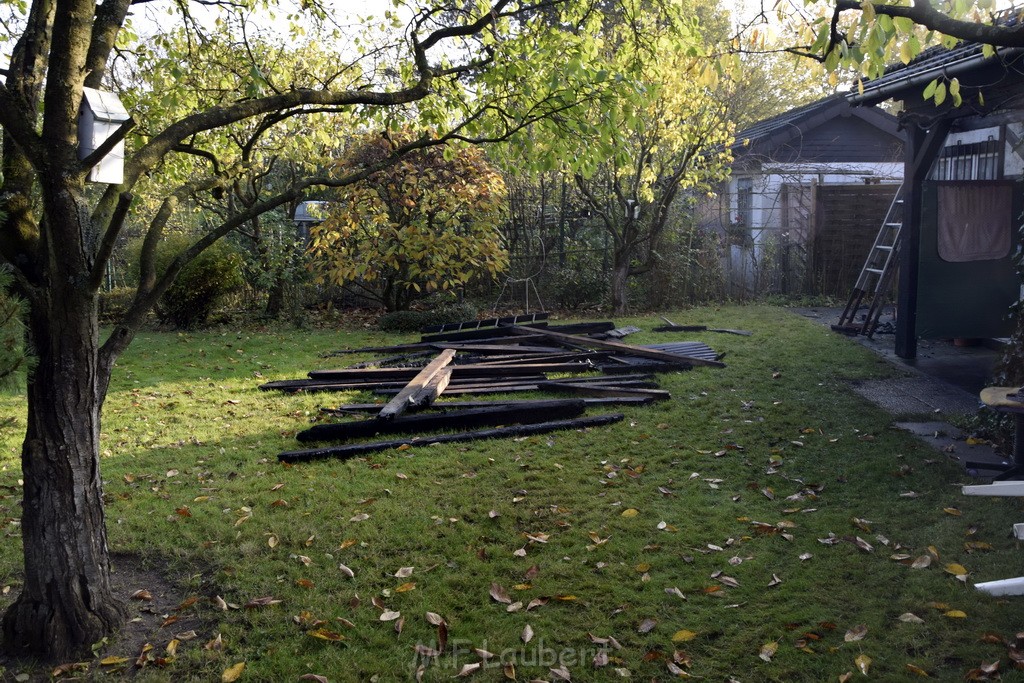 Feuer 1 brannten 3 Lauben Koeln Fuehlingen Kriegerhofstr P119.JPG - Miklos Laubert